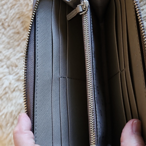 Beautiful Tory Burch Fleming Taupe Leather 3/4 Zippered Long Wallet 🩶🤎🎁 - Picture 11 of 15